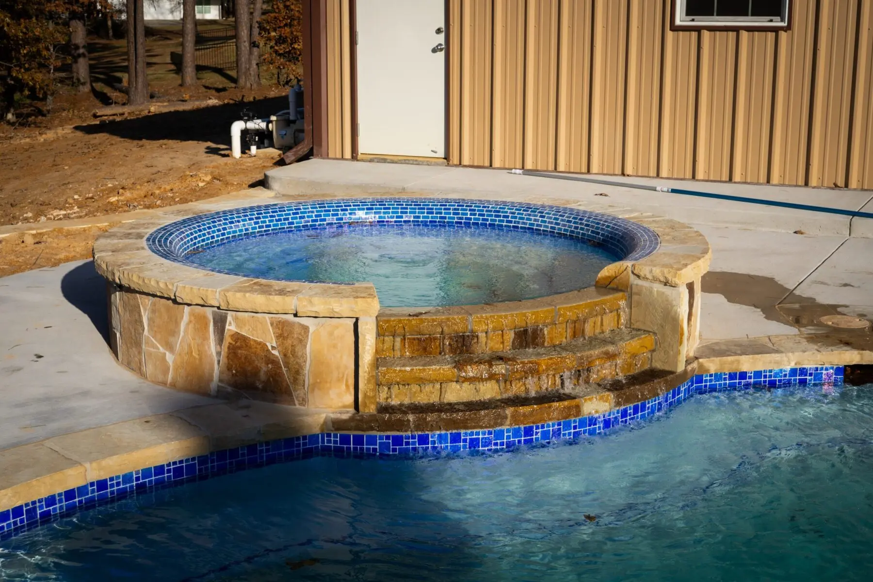 Natural flagstone coping around a raised spa and pool edge